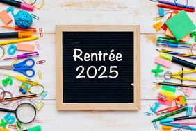 Fournitures scoalires avec une ardoise au centre