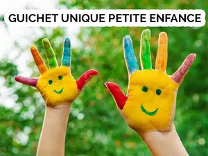 Mains d'enfants peintes avec des yeux et une bouche dans la paume