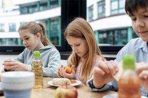 Trois enfants qui mangent