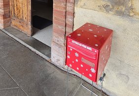 Boîte aux lettres rouge avec flocons