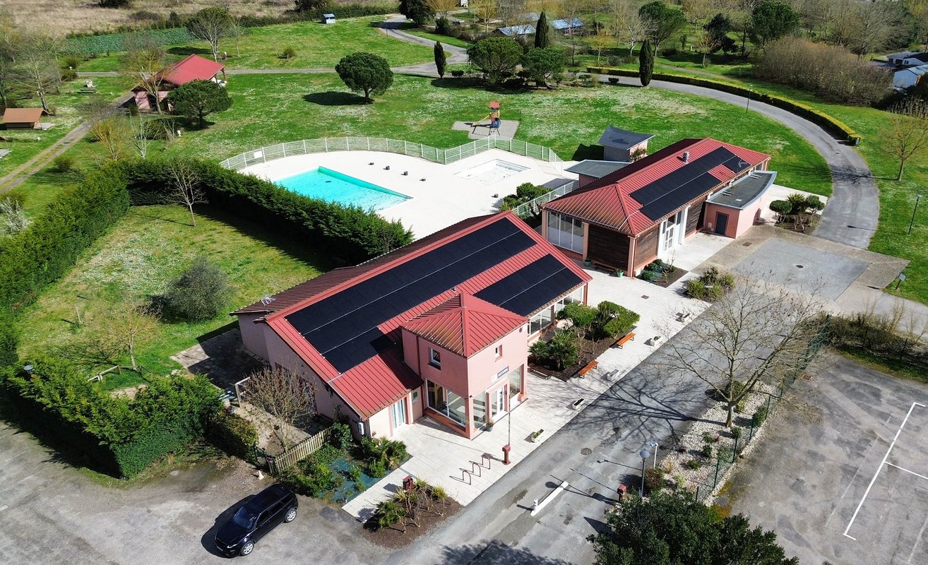 Vue aerienne de l'accueil et de la piscine du camping municipal