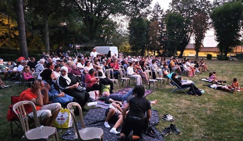 Public dans un parc lors de la diffusion d'un film en plein air