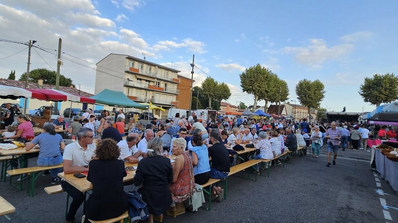 Personnes attablées au marché gourmand de Montech