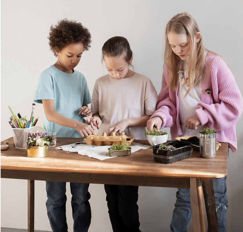 Trois ados qui font des activités créatives