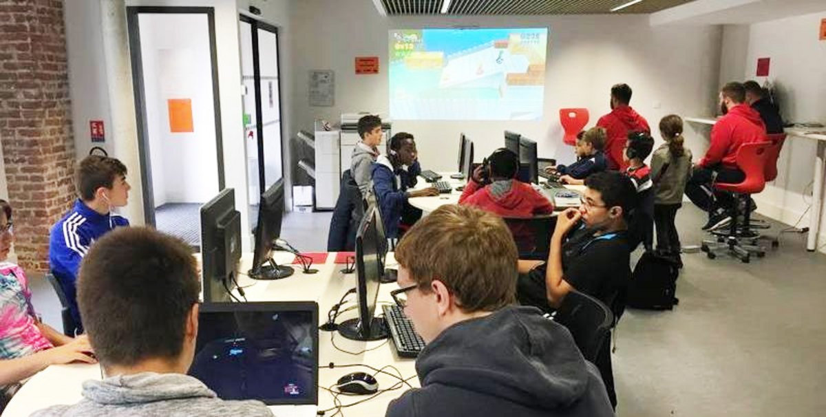 Jeunes utilisant des ordinateurs au cybercafé de Montech