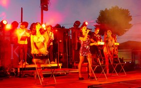 nteuse et deux danseuses du groupe Krystal noir