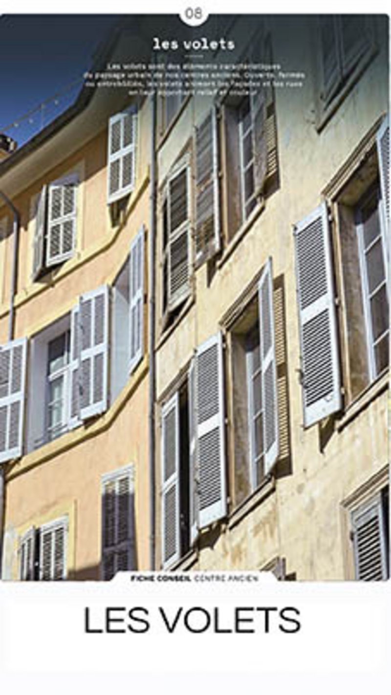 Façade avec des volets en bois