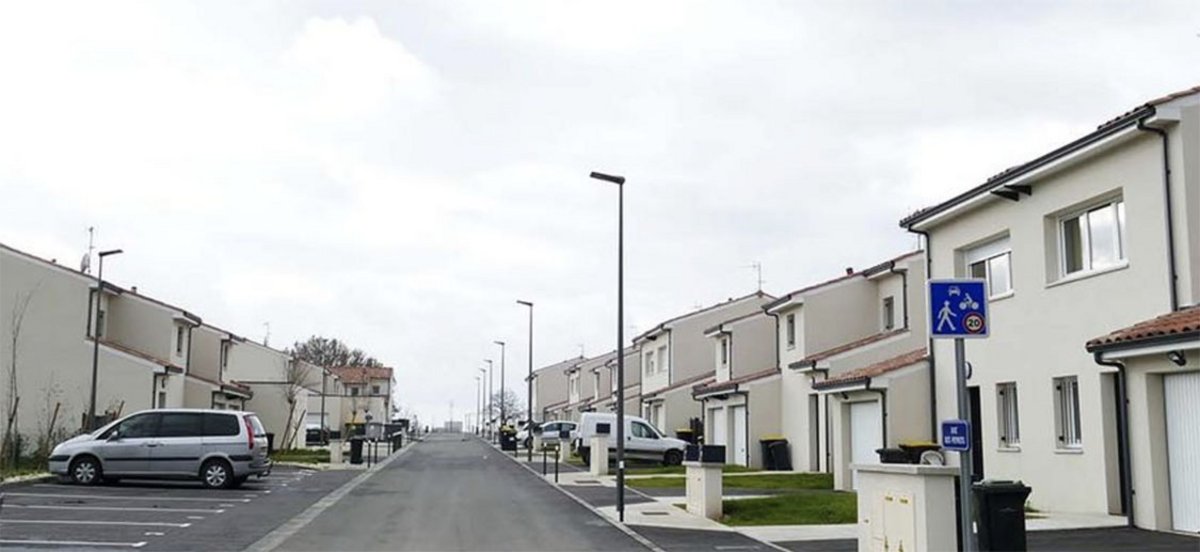 Vue d'une rue avec des logements sociaux