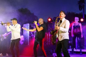 chanteur et deux musiciens du groupe Krystal noir