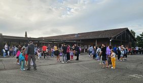 Vue des parents et enfants devant l'école Saragnac le jour de la rentrée des classes