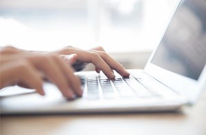 Mains sur un clavier d'ordinateur