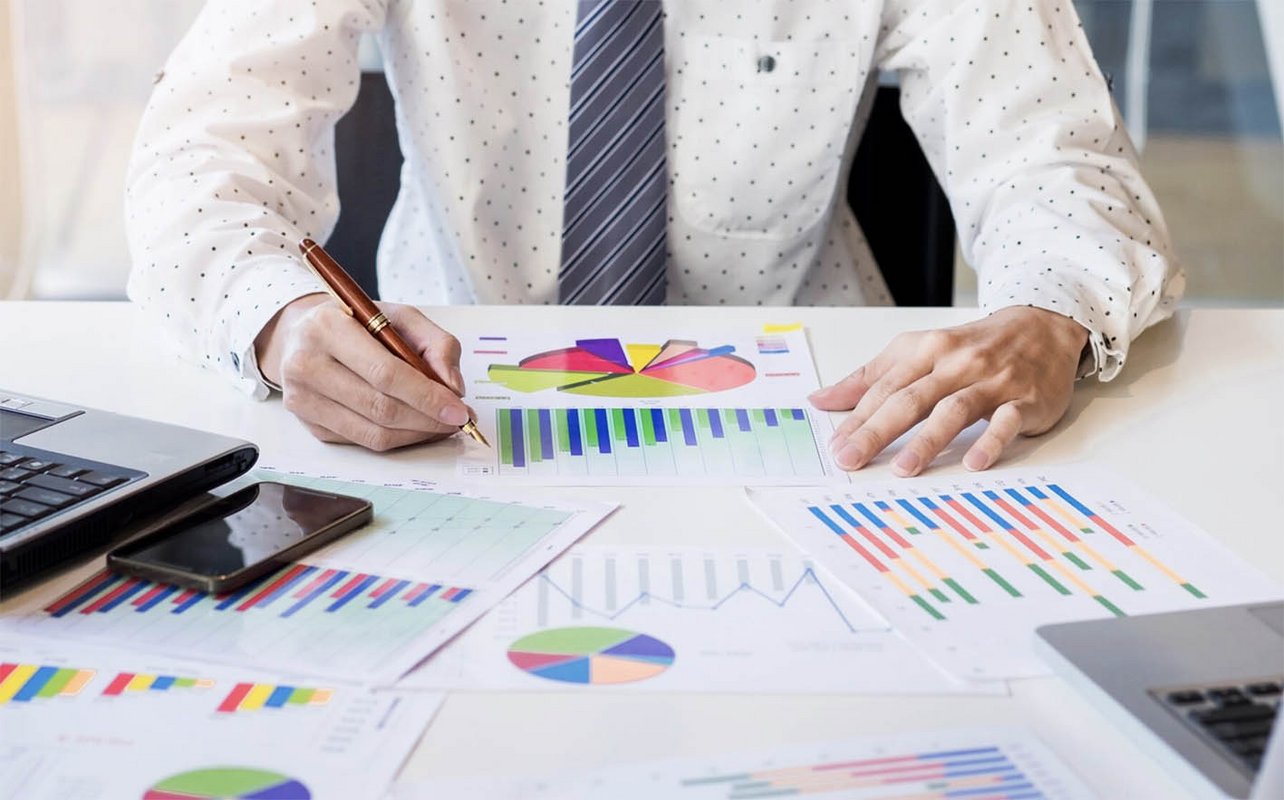 Homme travaillant sur des graphiques
