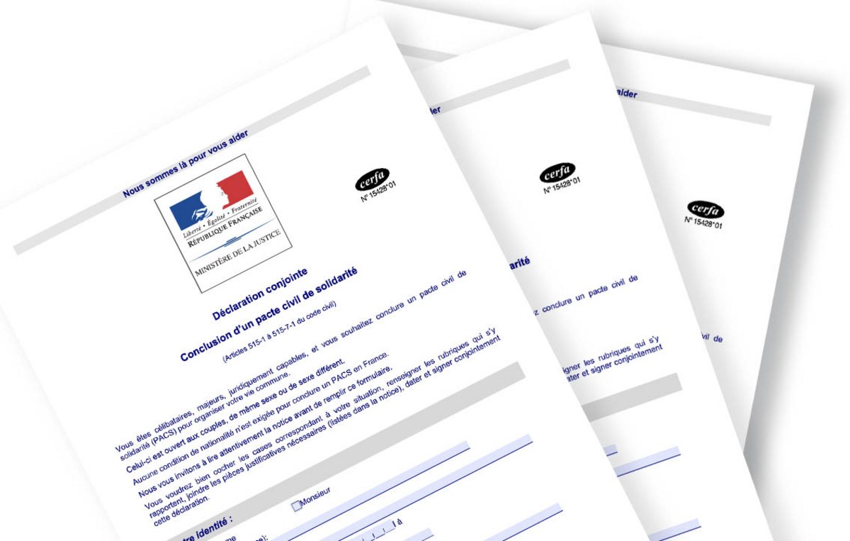 trois feuilles de formulaire du pacte Civile de Solidarité