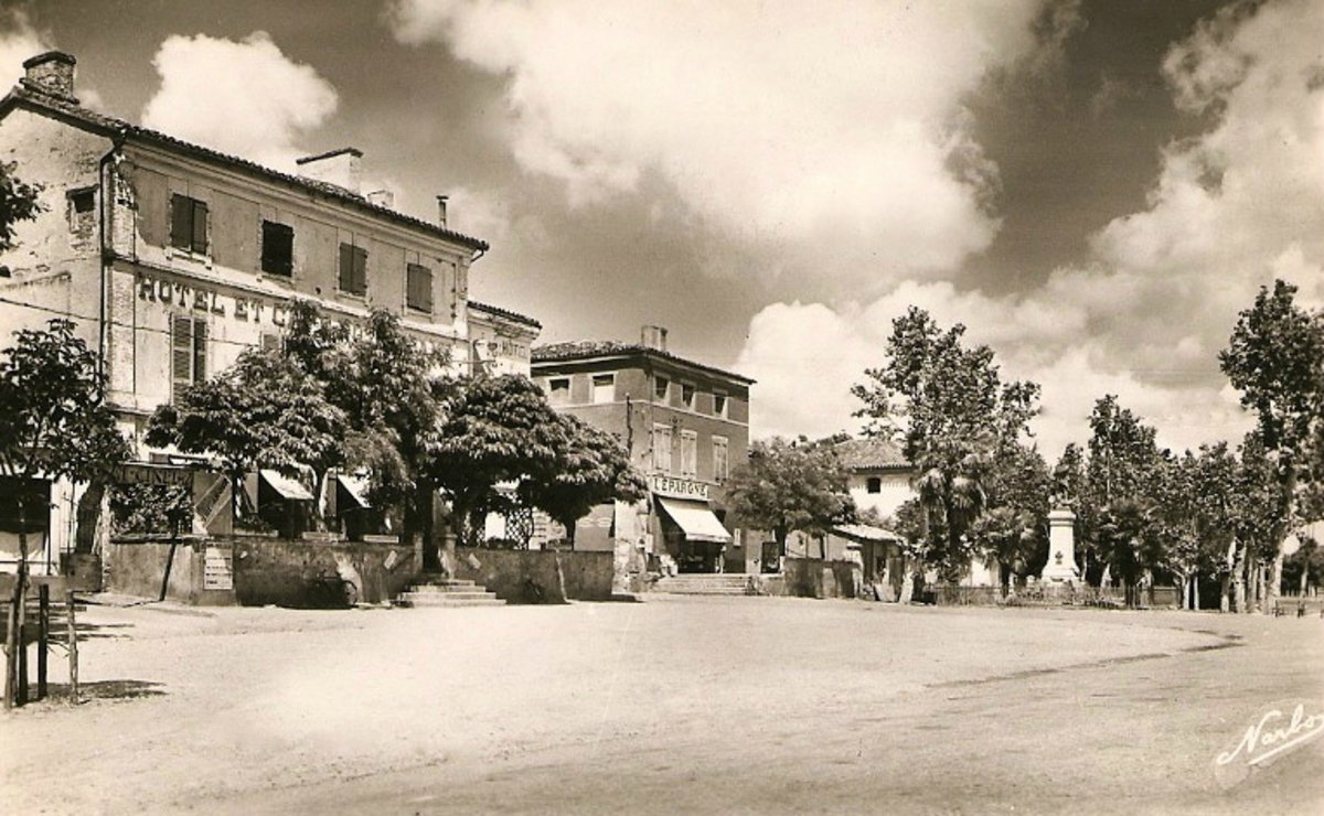 Vue de la place Jean Jaurès à Montech milieu 20eme siècle