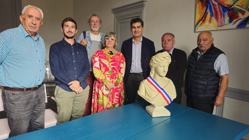 Le sénateur François Bonhomme entouré des Elus montechois