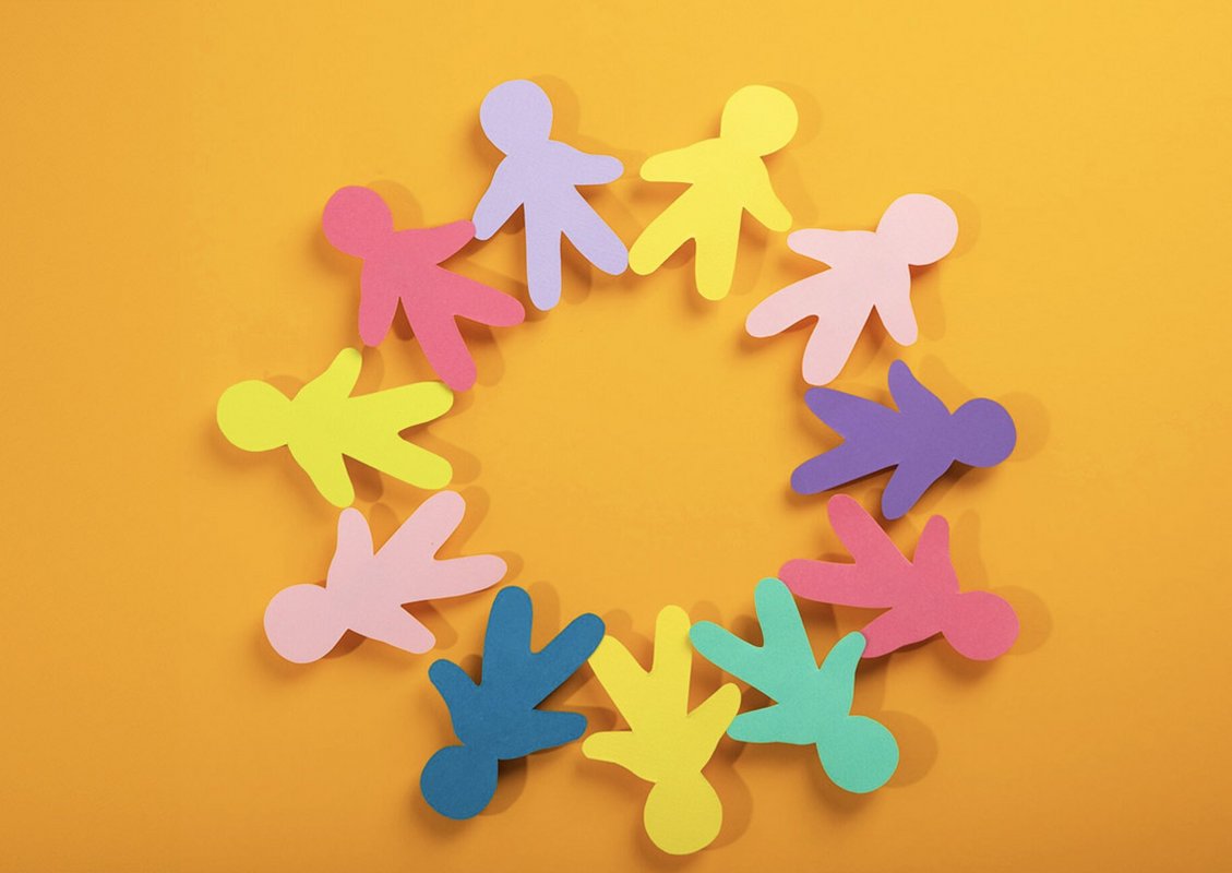 silhouettes de couleurs différentes posées en ronde sur feuille jaune