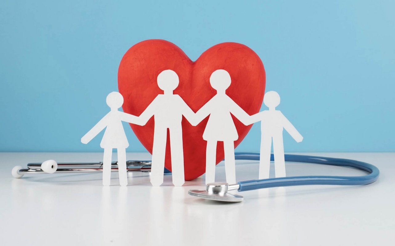 Composition avec un coeur, des silhouettes en papier et un stétoscope