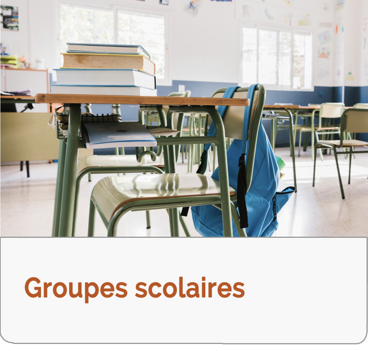 Tables et chaises d'une salle de classe