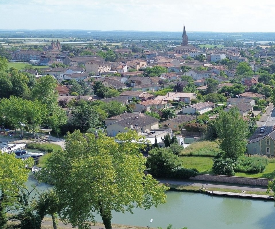 Vue aérienne de la commune de Montech
