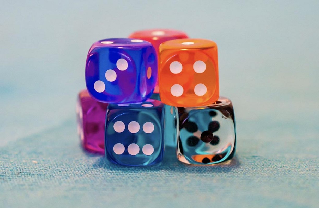 Dès de différentes couleurs pour jouier