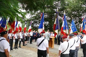 Vue des porte drapeaux de la cérémonie du 26 juillet