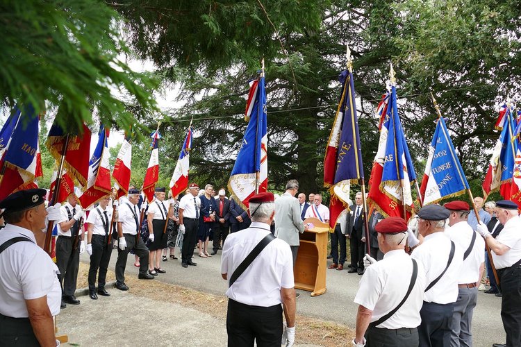 Vue des porte drapeaux de la cérémonie du 26 juillet