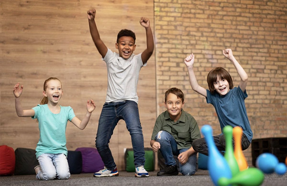 Qiuatre enfants qui jouent aux quilles