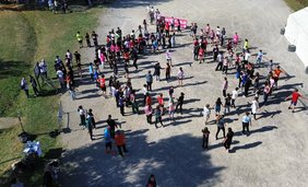 Vue du drone d'un groupe de collégiens participant au cross