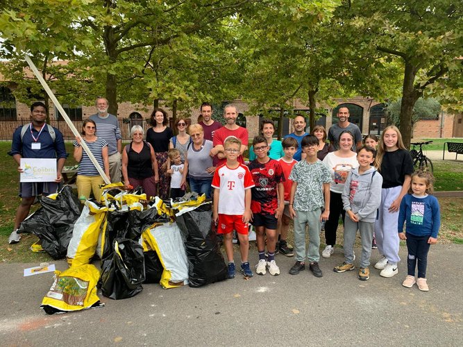 Les jeunes et adultes qui ont participé à la journée de nettoyage de Montech
