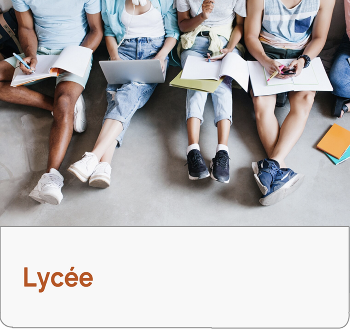 lycéens assis au sol contre un mur