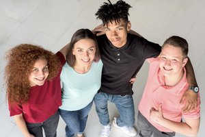 4 jeunes adolescents qui sourient