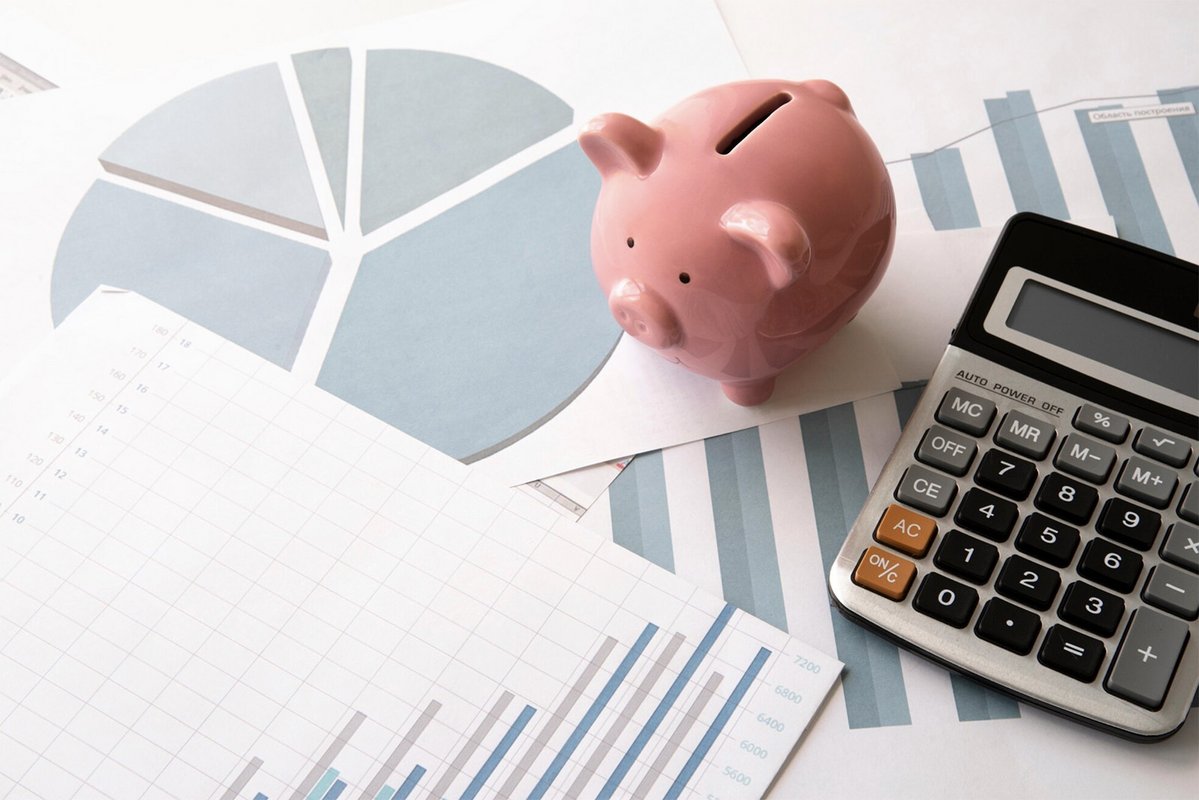 Calculatrice, tirelire et feuilles de graphiques
