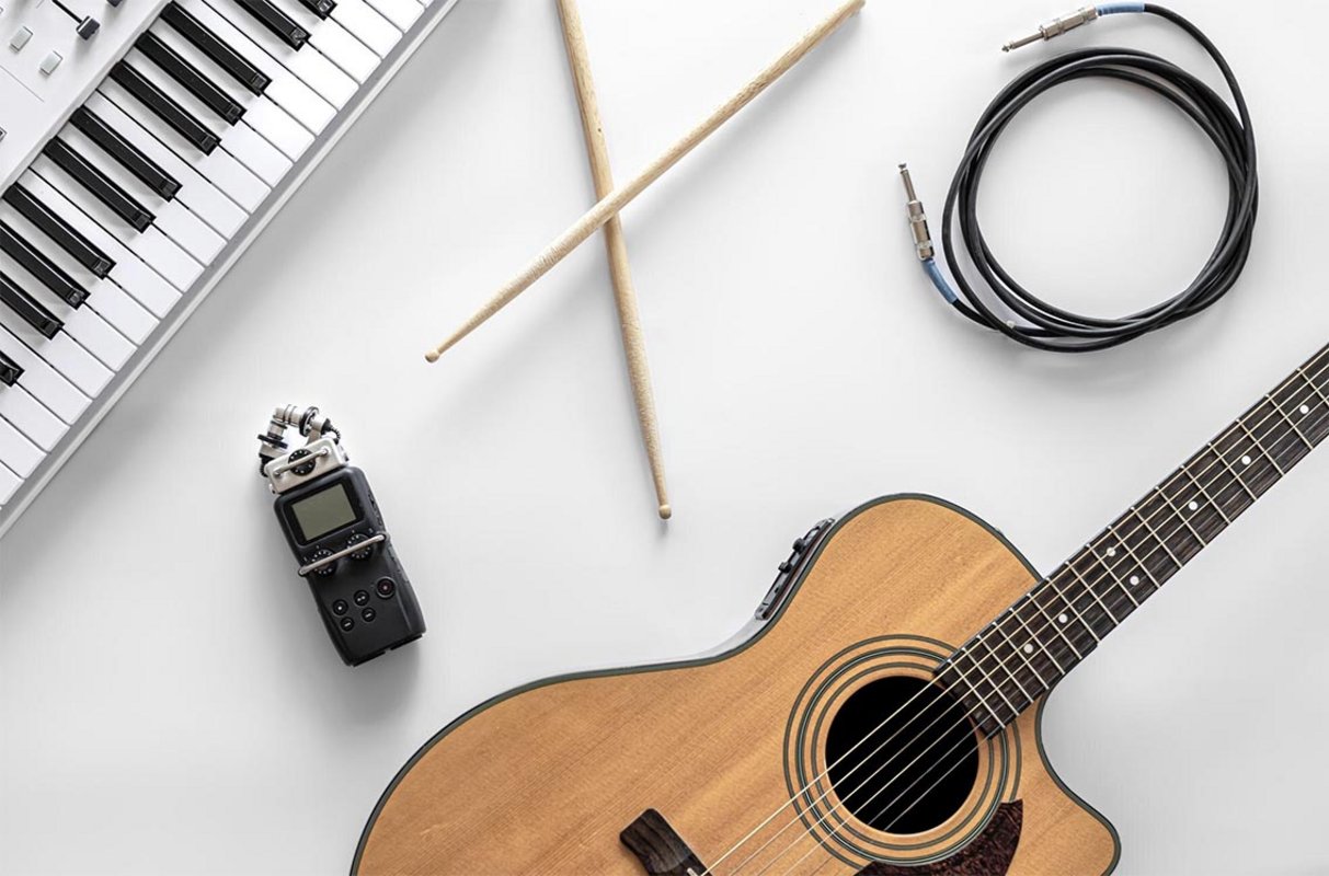 Guitare clavier et baguettes