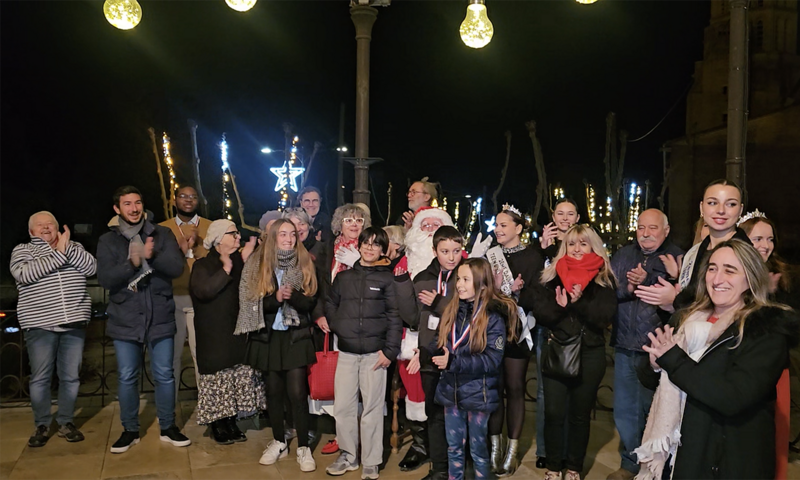 Rassemblement du public pour le lancement des illuminations