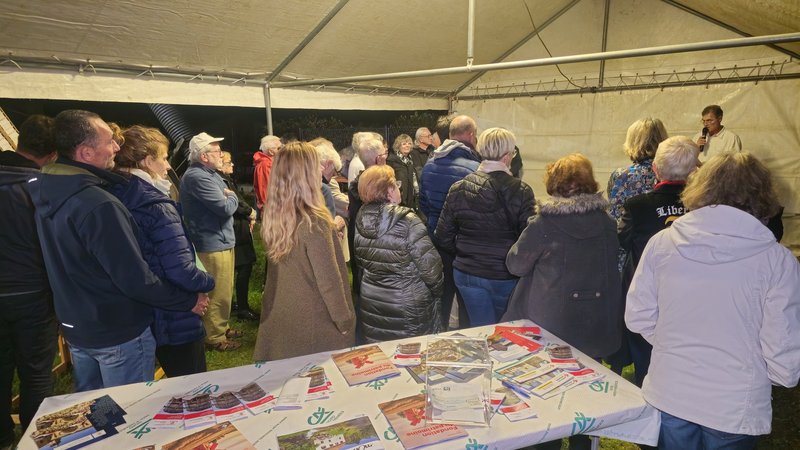 discours du président de l'association du moulin à vent devant le public