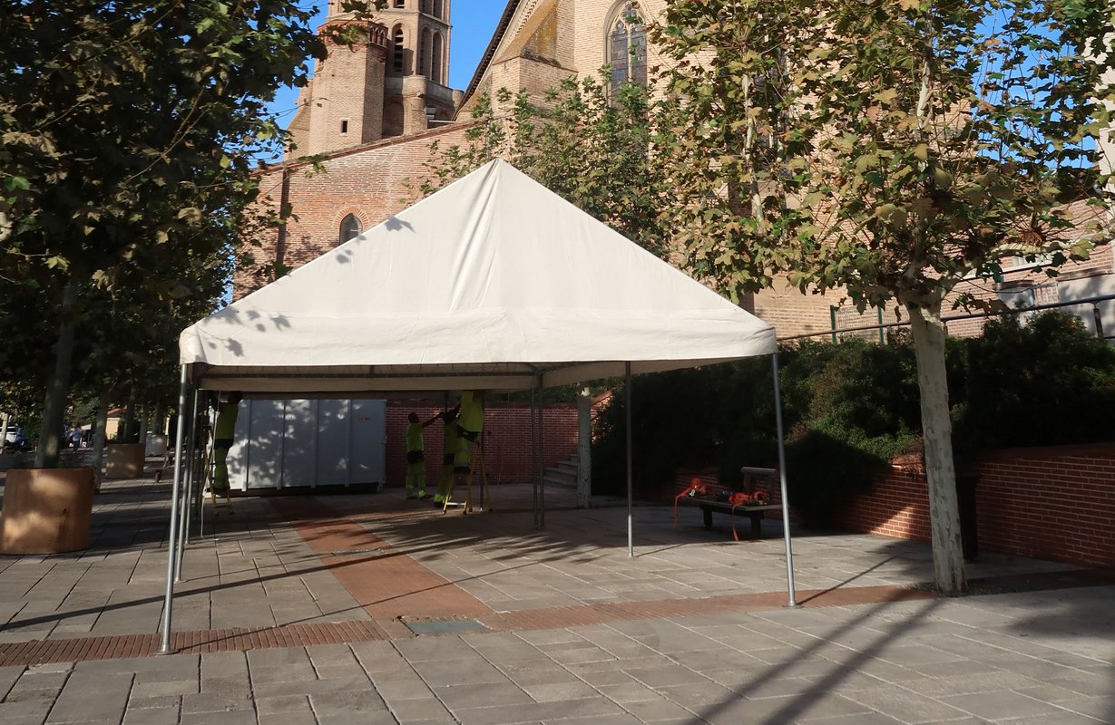 Chapiteau blanc sur place de l'esplanade