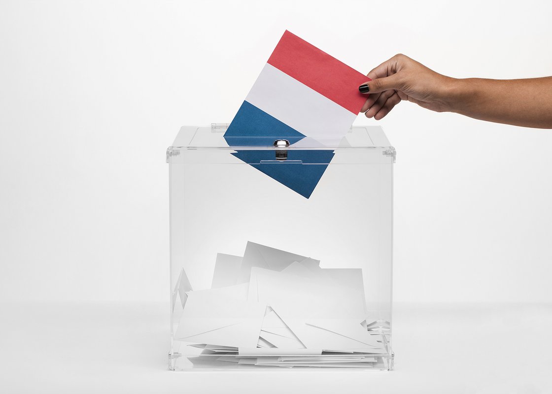 Urne de vote avec une main tenant le drapeau français