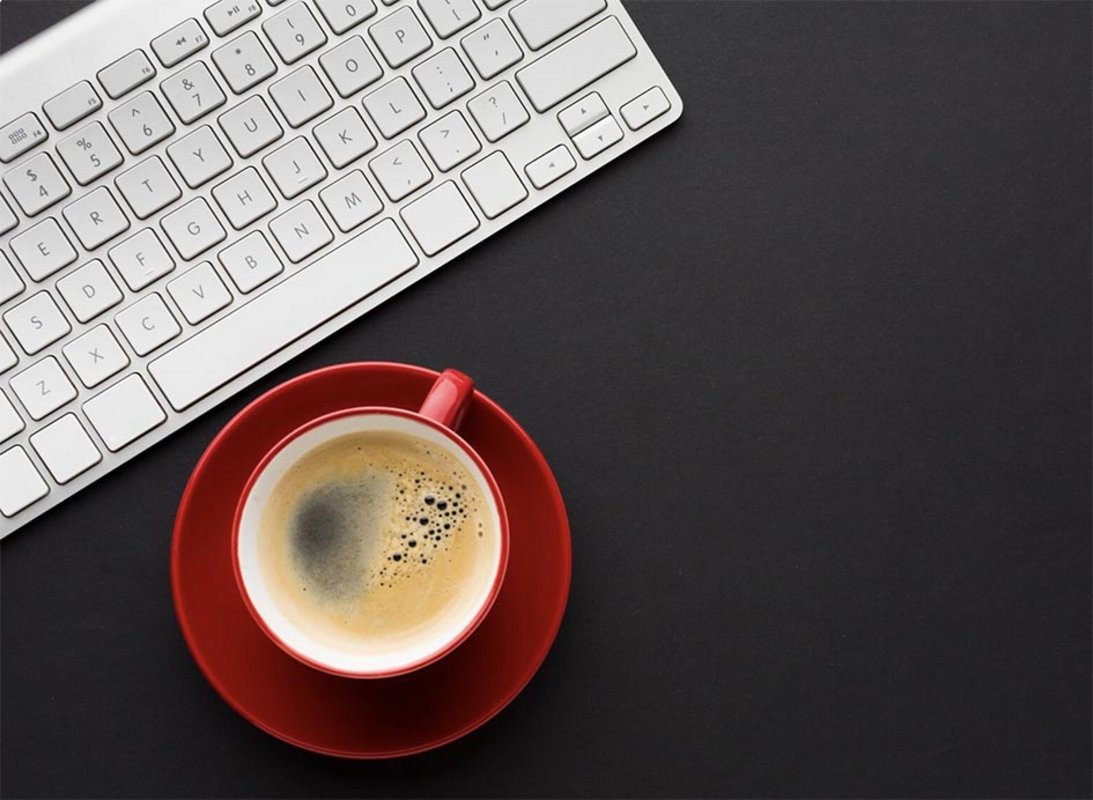 Tasse de café et clavier d'ordinateur