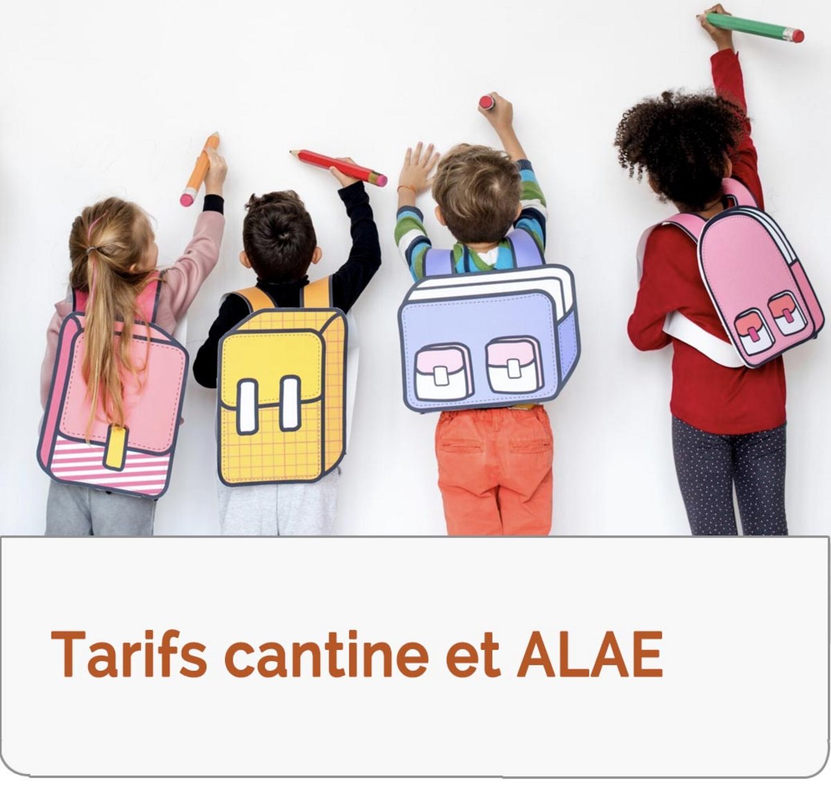 Enfants ecrivant sur un mur blanc
