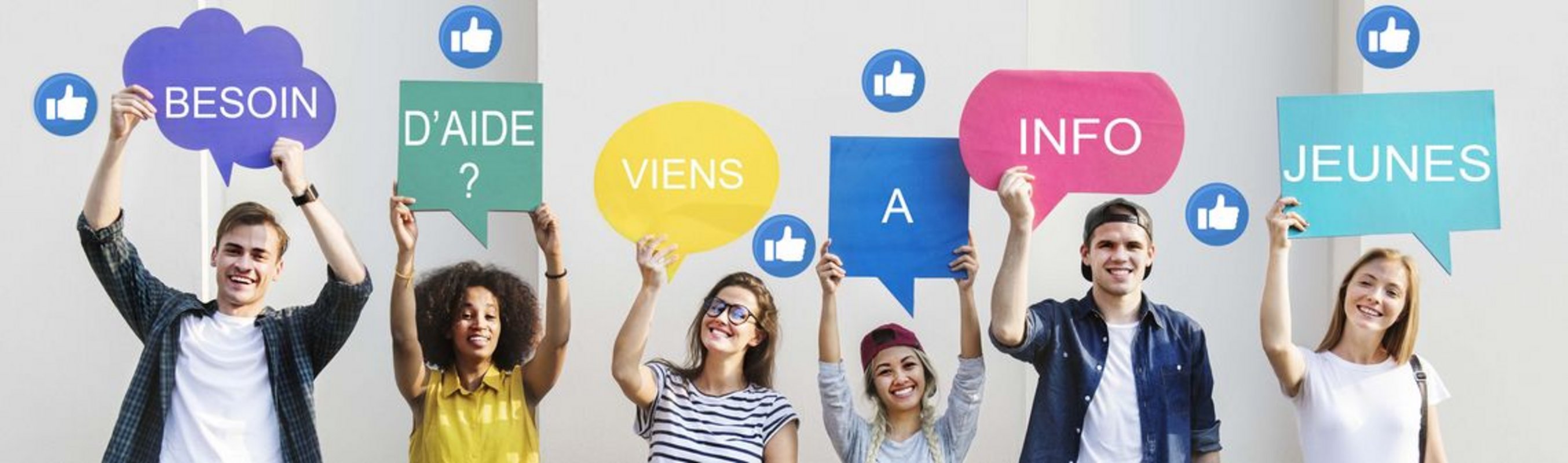 Jeunes qui tiennent des panneaux avec le texte besoin d'aide viens à Info jeunes