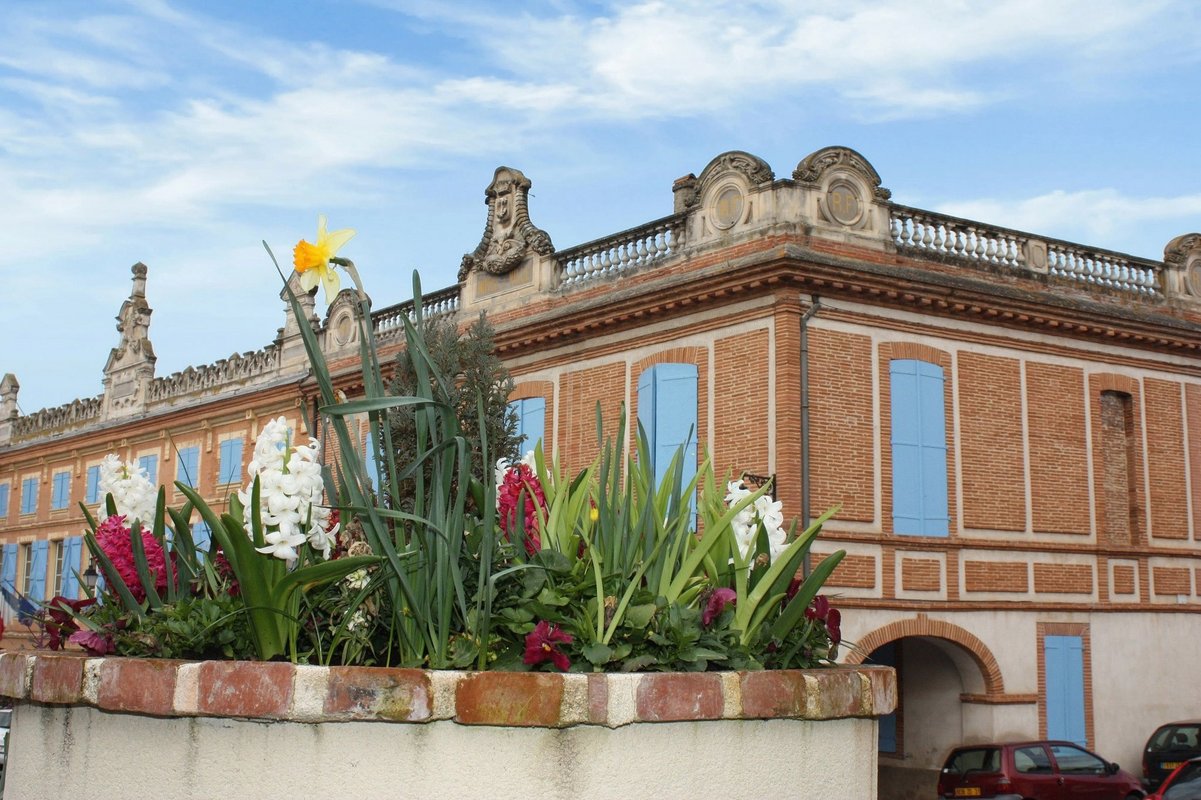 Bâtiment de la mairie avec des fleurs au premier plan