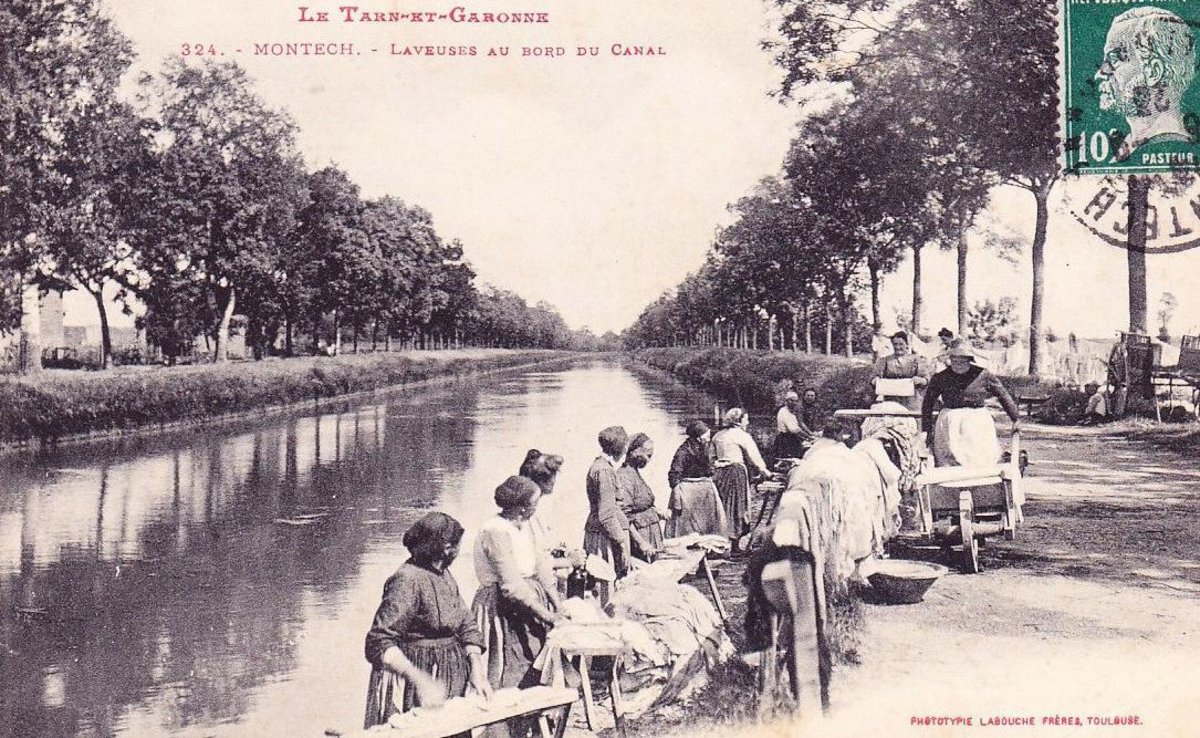 Vue des femmes au lavoir au milieu 20eme siècle
