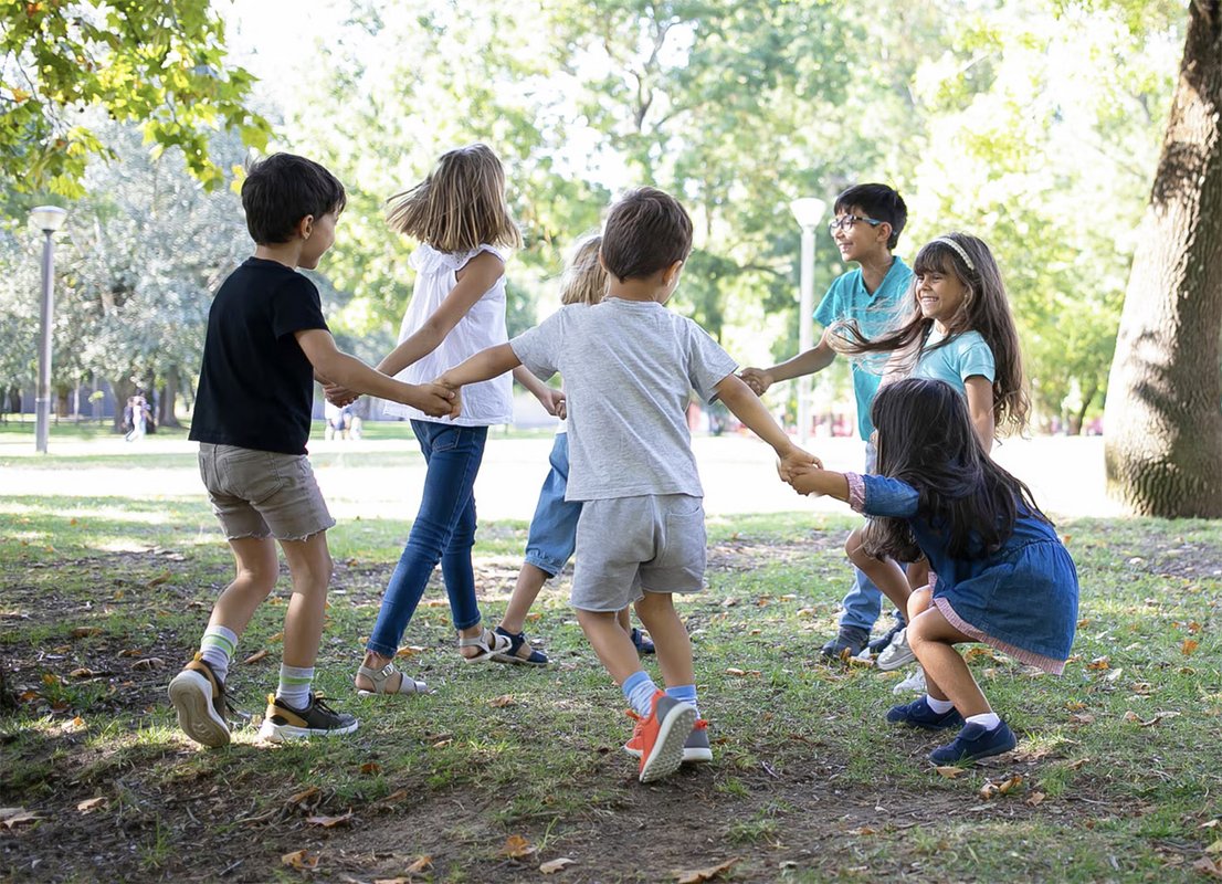 Enfants faisant la ronde sous des arbres