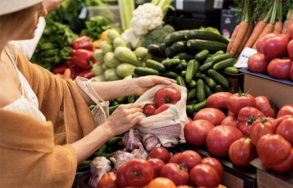 Femme choisissant ses légumes au marché