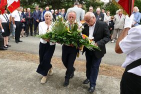 Dépôt de gerbe par le Maire et ses adjoints