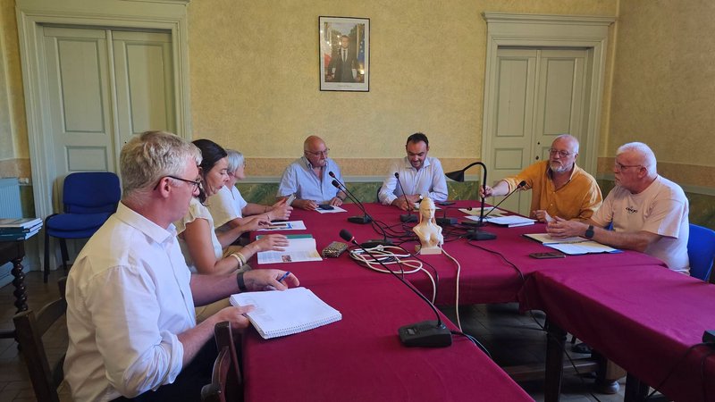Le prefet, le maire et les élus dans la calle du Consei Municipal