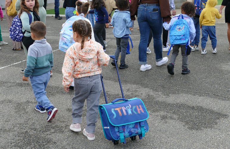 Enfants de dos avec leurs cartables