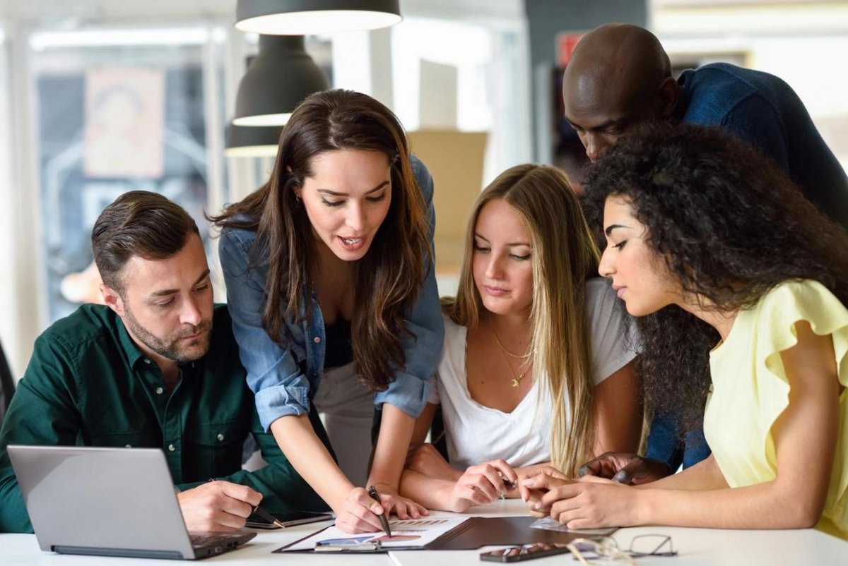 Des jeunes qui travaillent ensemble sur un projet
