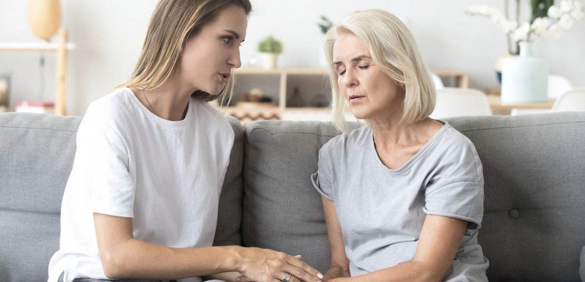 Femme aidant une femme plus âgée malade