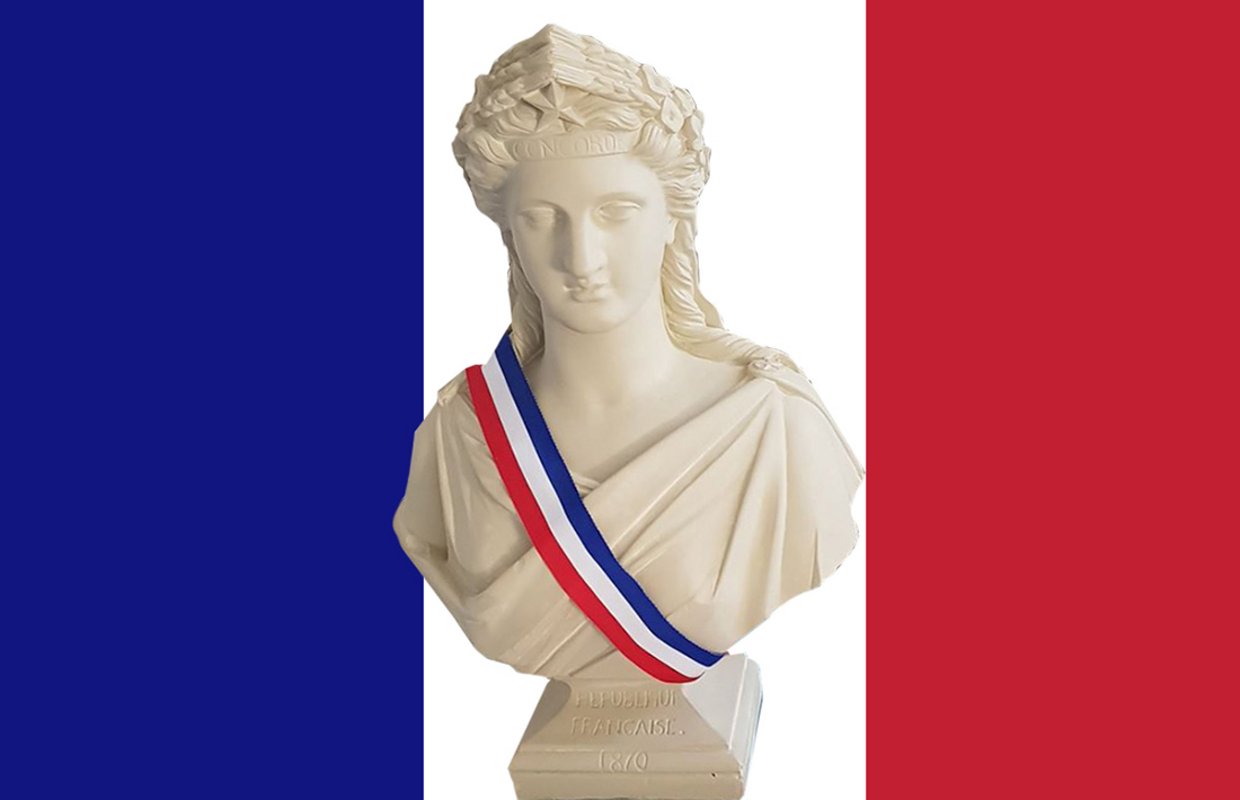 Buste de Marianne devant drapeau français